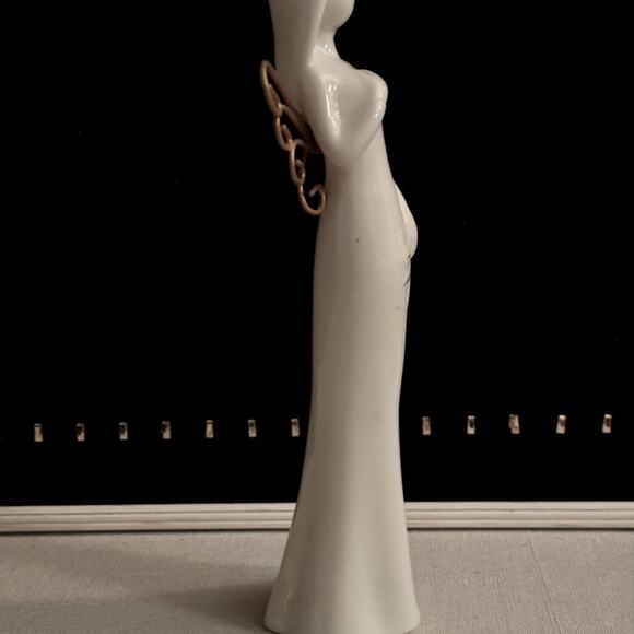Vintage tall slim ceramic angel with gold detail wings and leaf details - Picture 5 of 9
